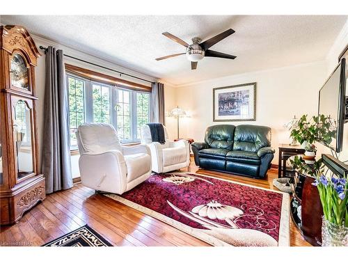 70 Margery Avenue, St. Catharines, ON - Indoor Photo Showing Living Room