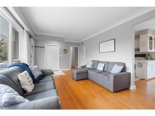 8848 Banting Street, Niagara Falls, ON - Indoor Photo Showing Living Room