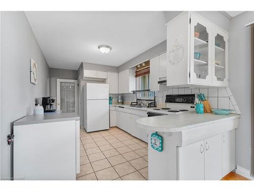 8848 Banting Street, Niagara Falls, ON - Indoor Photo Showing Kitchen