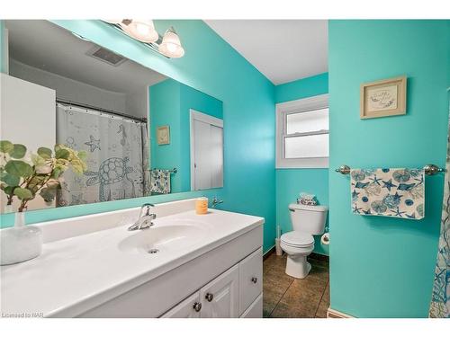 8848 Banting Street, Niagara Falls, ON - Indoor Photo Showing Bathroom