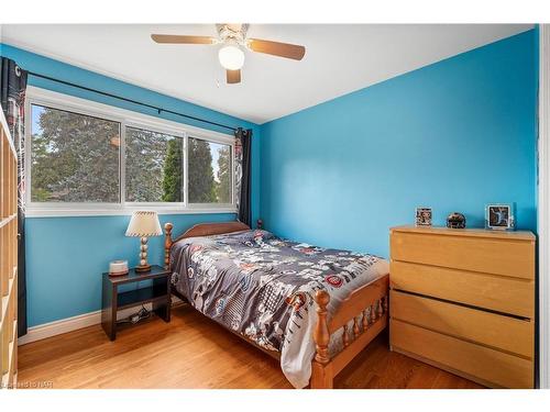 8848 Banting Street, Niagara Falls, ON - Indoor Photo Showing Bedroom