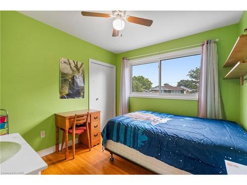 8848 Banting Street, Niagara Falls, ON - Indoor Photo Showing Bedroom