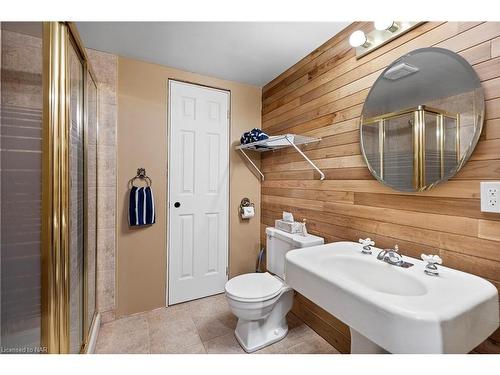 8848 Banting Street, Niagara Falls, ON - Indoor Photo Showing Bathroom