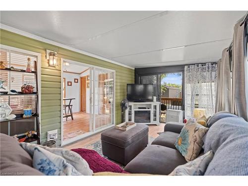 346-1501 8 Line, Niagara-On-The-Lake, ON - Indoor Photo Showing Living Room