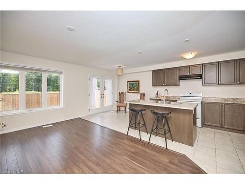 7739 Dockweed Drive Drive, Niagara Falls, ON - Indoor Photo Showing Kitchen