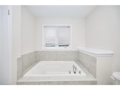 7739 Dockweed Drive Drive, Niagara Falls, ON - Indoor Photo Showing Bathroom