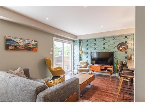 8466 Kelsey Crescent, Niagara Falls, ON - Indoor Photo Showing Living Room