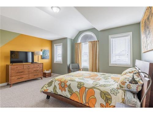 8466 Kelsey Crescent, Niagara Falls, ON - Indoor Photo Showing Bedroom