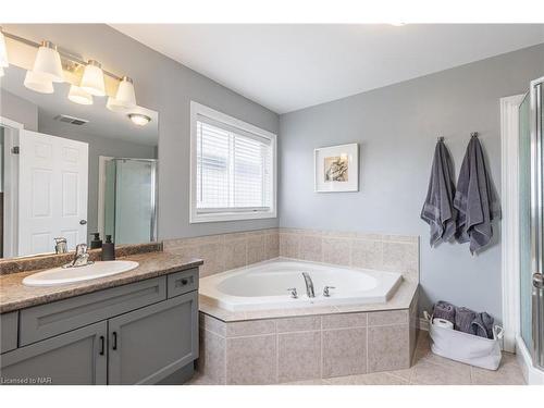 8466 Kelsey Crescent, Niagara Falls, ON - Indoor Photo Showing Bathroom