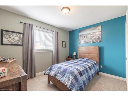 8466 Kelsey Crescent, Niagara Falls, ON - Indoor Photo Showing Bedroom