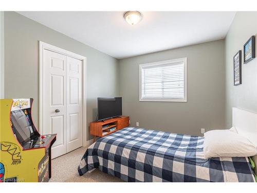 8466 Kelsey Crescent, Niagara Falls, ON - Indoor Photo Showing Bedroom