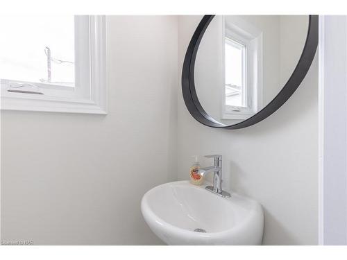 17 Glenbarr Road, St. Catharines, ON - Indoor Photo Showing Bathroom