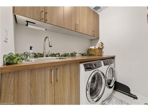 7924 Odell Crescent, Niagara Falls, ON - Indoor Photo Showing Laundry Room