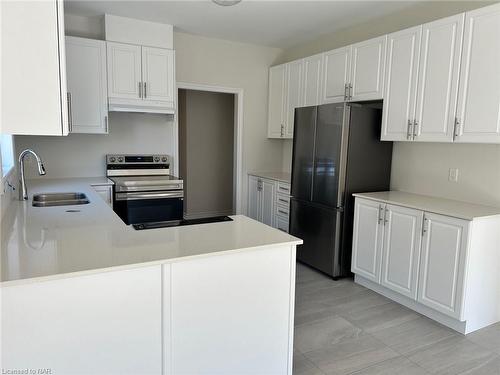 101 Palace Street, Thorold, ON - Indoor Photo Showing Kitchen With Double Sink