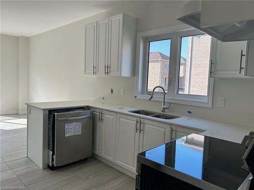 101 Palace Street, Thorold, ON - Indoor Photo Showing Kitchen With Double Sink