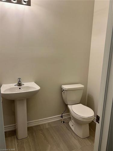 101 Palace Street, Thorold, ON - Indoor Photo Showing Bathroom