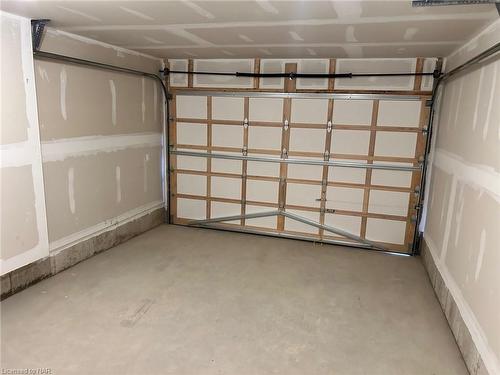 101 Palace Street, Thorold, ON - Indoor Photo Showing Garage