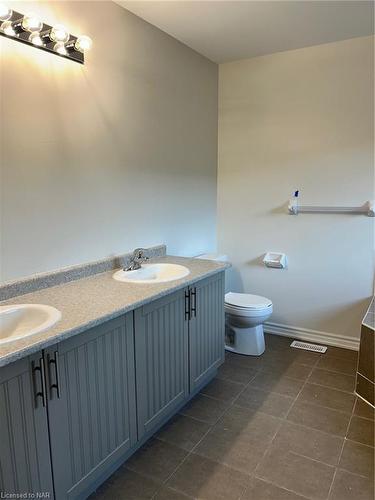 101 Palace Street, Thorold, ON - Indoor Photo Showing Bathroom