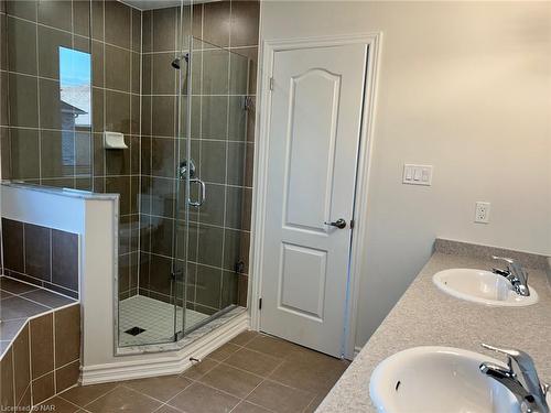 101 Palace Street, Thorold, ON - Indoor Photo Showing Bathroom