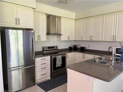 8707 Chickory Trail, Niagara Falls, ON - Indoor Photo Showing Kitchen With Double Sink With Upgraded Kitchen