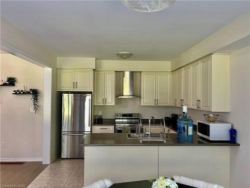 8707 Chickory Trail, Niagara Falls, ON - Indoor Photo Showing Kitchen With Double Sink