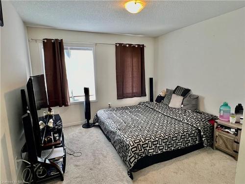 8707 Chickory Trail, Niagara Falls, ON - Indoor Photo Showing Bedroom