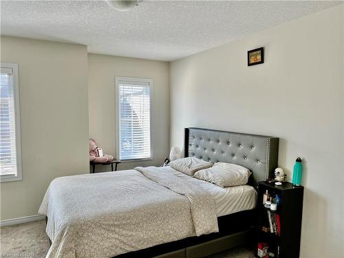 8707 Chickory Trail, Niagara Falls, ON - Indoor Photo Showing Bedroom