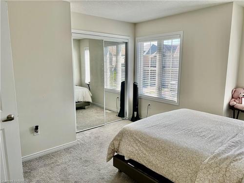 8707 Chickory Trail, Niagara Falls, ON - Indoor Photo Showing Bedroom