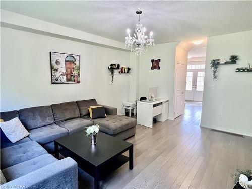 8707 Chickory Trail, Niagara Falls, ON - Indoor Photo Showing Living Room