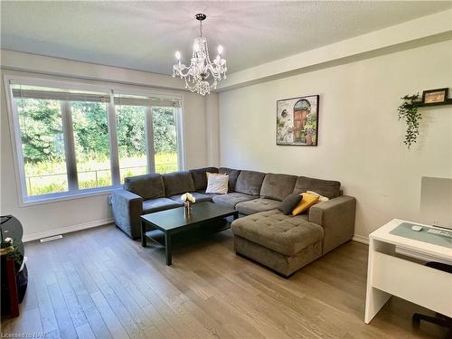 8707 Chickory Trail, Niagara Falls, ON - Indoor Photo Showing Living Room