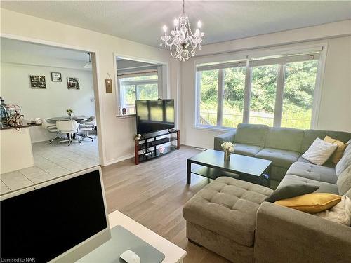 8707 Chickory Trail, Niagara Falls, ON - Indoor Photo Showing Living Room