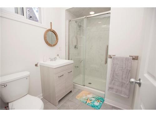 43 B Grandview Drive, St. Catharines, ON - Indoor Photo Showing Bathroom