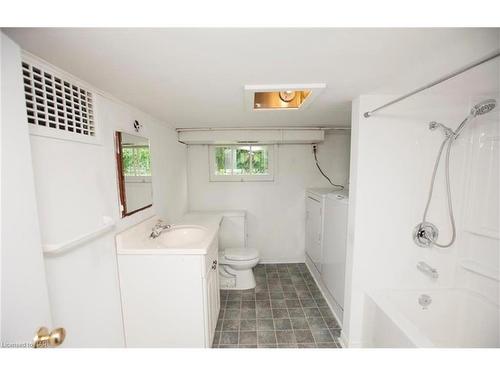 43 B Grandview Drive, St. Catharines, ON - Indoor Photo Showing Bathroom