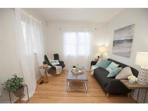 43 B Grandview Drive, St. Catharines, ON - Indoor Photo Showing Living Room