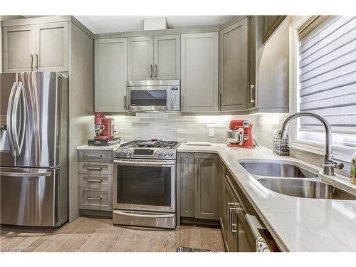 8 Cobblestone Drive, Niagara-On-The-Lake, ON - Indoor Photo Showing Kitchen With Double Sink With Upgraded Kitchen