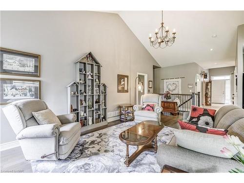 8 Cobblestone Drive, Niagara-On-The-Lake, ON - Indoor Photo Showing Living Room