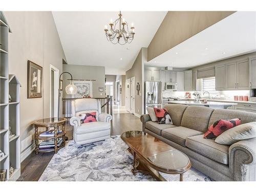 8 Cobblestone Drive, Niagara-On-The-Lake, ON - Indoor Photo Showing Living Room