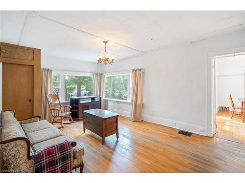 290 Division Street, Welland, ON - Indoor Photo Showing Living Room