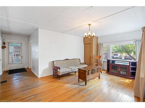 290 Division Street, Welland, ON - Indoor Photo Showing Living Room