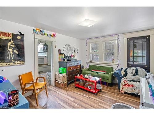 290 Division Street, Welland, ON - Indoor Photo Showing Living Room