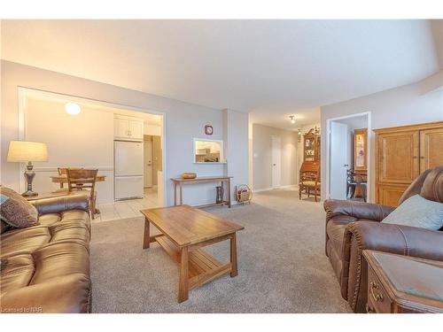 604-7 Gale Crescent, St. Catharines, ON - Indoor Photo Showing Living Room