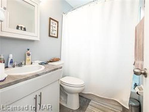 131 Third Street, Welland, ON - Indoor Photo Showing Bathroom