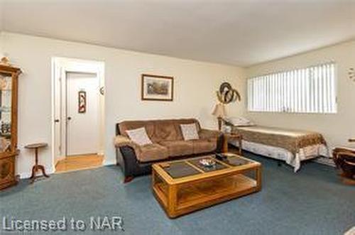 131 Third Street, Welland, ON - Indoor Photo Showing Living Room