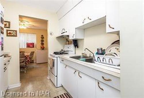 131 Third Street, Welland, ON - Indoor Photo Showing Kitchen With Double Sink