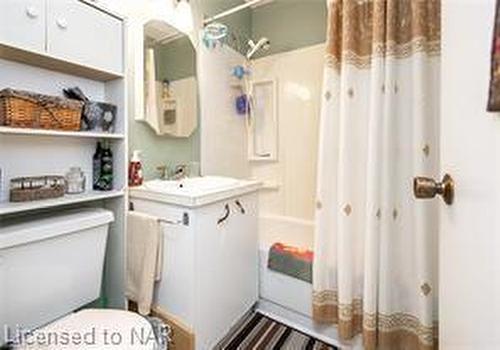 131 Third Street, Welland, ON - Indoor Photo Showing Bathroom