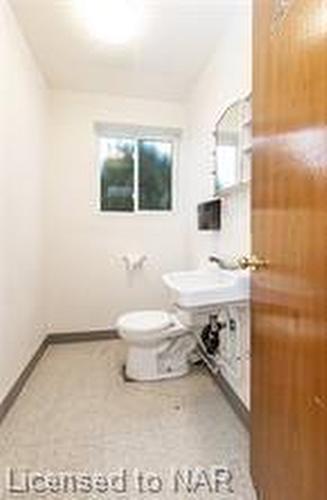 131 Third Street, Welland, ON - Indoor Photo Showing Bathroom