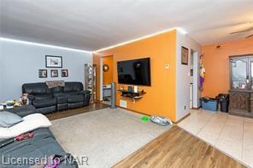 131 Third Street, Welland, ON - Indoor Photo Showing Living Room