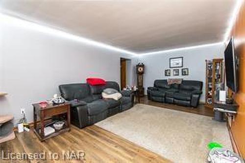 131 Third Street, Welland, ON - Indoor Photo Showing Living Room