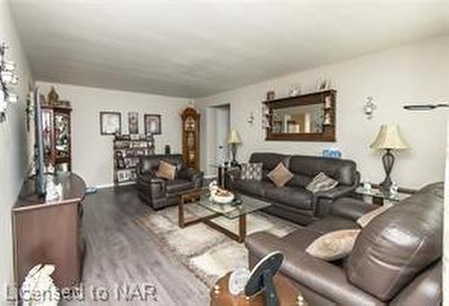 131 Third Street, Welland, ON - Indoor Photo Showing Living Room