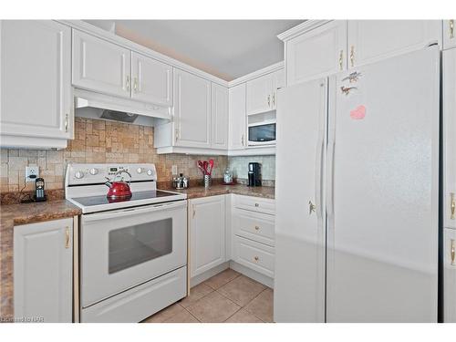 Ten-4300 Kalar Road, Niagara Falls, ON - Indoor Photo Showing Kitchen